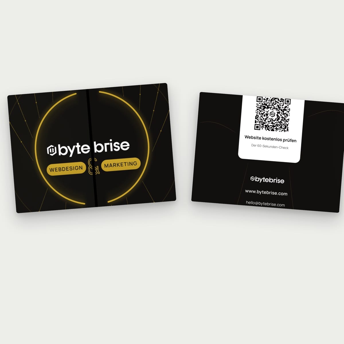 Zweiseitige bytebrise-Visitenkarte mit Logo vorne und QR-Code zum Website-Check hinten